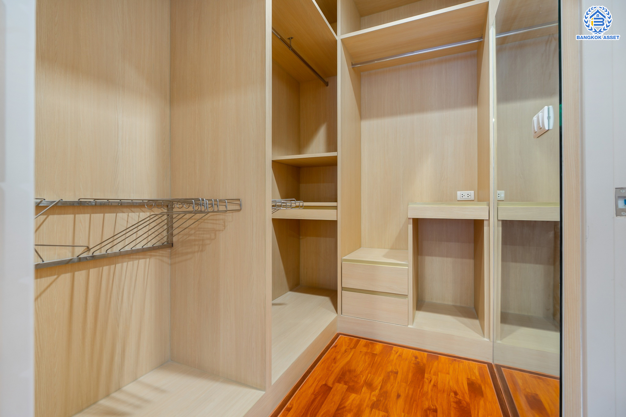 บ้านมือสองตกแต่งใหม่ ม.เพอร์เฟคเพลส แจ้งวัฒนะ บ้านเดี่ยวหลังใหญ่ เนื้อที่ 61.9 ตร.ว. ฟังก์ชัน 3 ห้องนอน 4 ห้องน้ำ 1 ห้องแม่บ้าน จอดรถได้ 2 คัน รองรับทุกการอยู่อาศัย บนทำเลศักยภาพ ใกล้เซ็นทรัลแจ้งวัฒนะ ทางด่วน และรถไฟฟ้าสายสีชมพู "สถานีแยกปากเกร็ด"